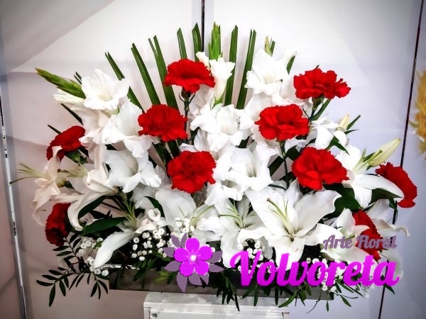 Centro con Gladiolos, lilium y clavel