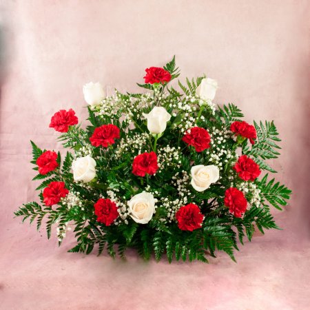 Centro de 12 claveles y 6 rosas blancas Día de Todos los Santos
