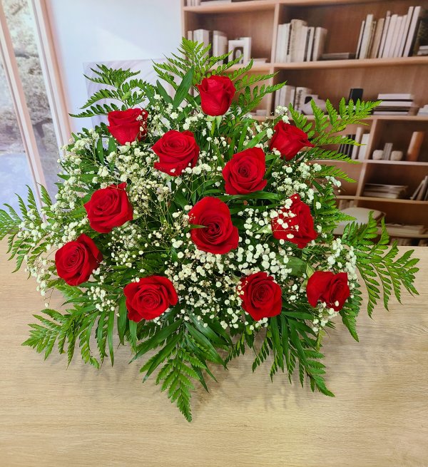 Centro de doce rosas rojas