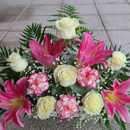 Centro de lilium rosa, clavel y rosas blancas