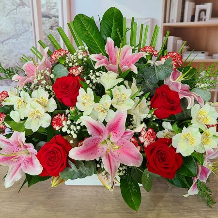 Centro de lilium, rosas y alstromerias Día de Todos los Santos elegante