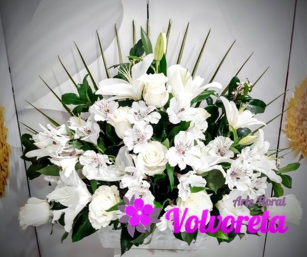 Centro de Lilium y Alstromeria con rosas en blanco