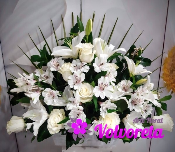 Centro de Lilium y Alstromeria con rosas en blanco