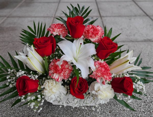 Centro de rosas con lilium y Clavel