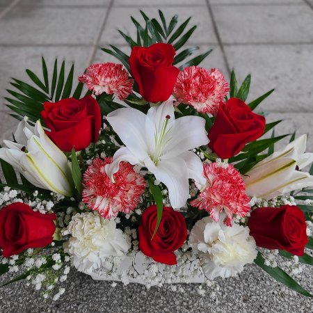 Centro de rosas con lilium y Clavel