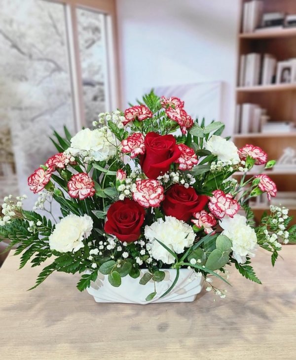 Centro de rosas y claveles Día de Todos los Santos elegante