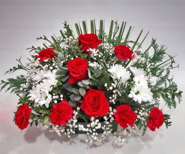 Centro de rosas y claveles rojos Día de Todos los Santos