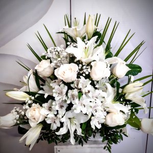 Centro de rosas y Lilium en tonos blancos