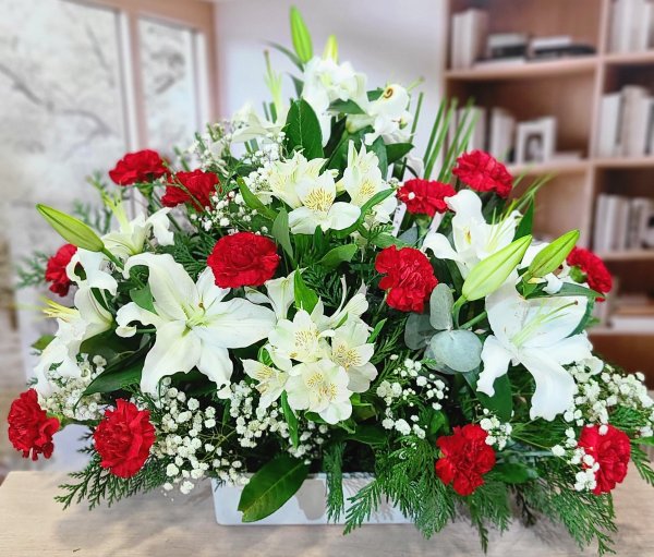 Centro Floral de Lilium blanco y Clavel rojo Día de Todos los Santos