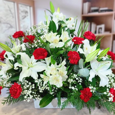 Centro Floral de Lilium blanco y Clavel rojo Día de Todos los Santos