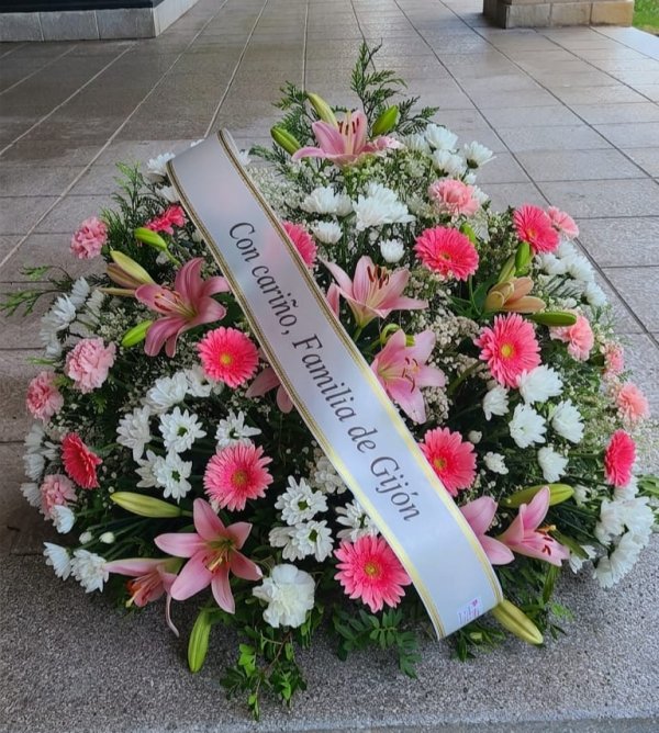 Centro funerario de flores en tonos rosa y blanco
