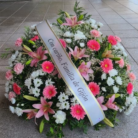 Centro funerario de flores en tonos rosa y blanco