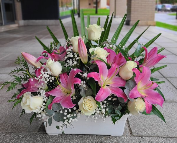 Centro grande de lilium rosa y rosas blancas Todos los Santos