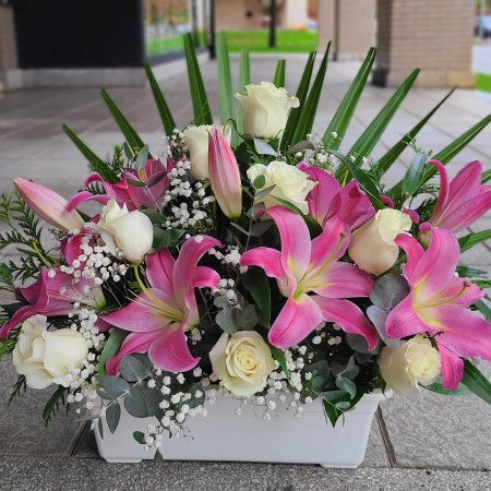 Centro grande de lilium rosa y rosas blancas Todos los Santos