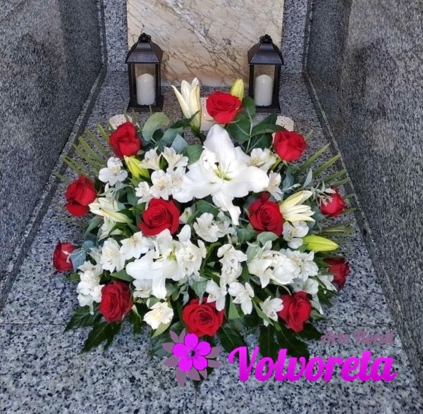 Centro grande de rosas, lilium y alsromeria