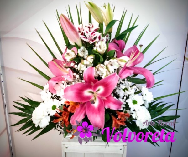 Centro variado de Lilium y Alstromeria