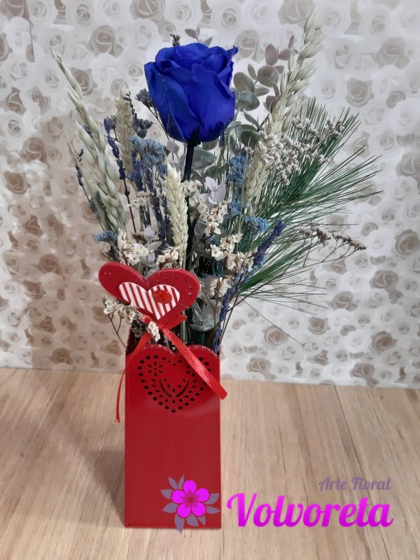 Jarrón de metal con rosa preservada azul
