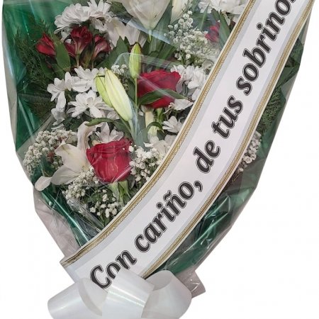 Ramo de condolencias con rosas rojas, lirios blancos y cinta funeraria