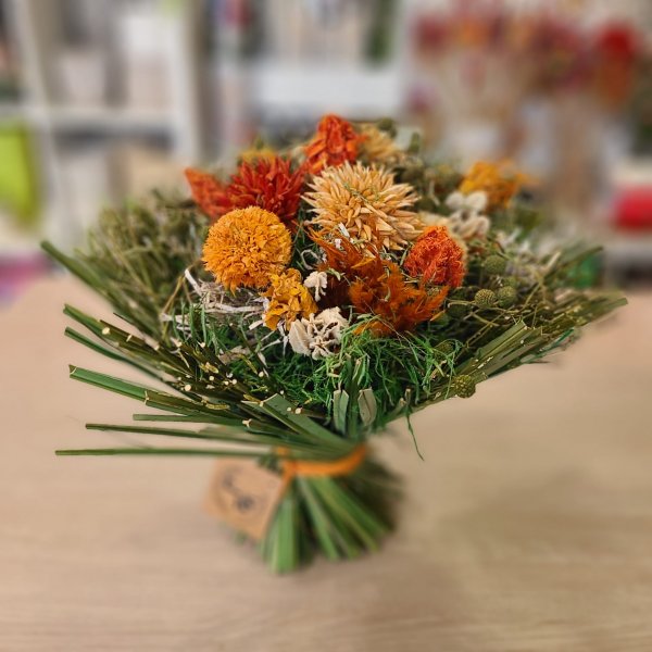 Ramo de flores secas en tonos anaranjados y naturales