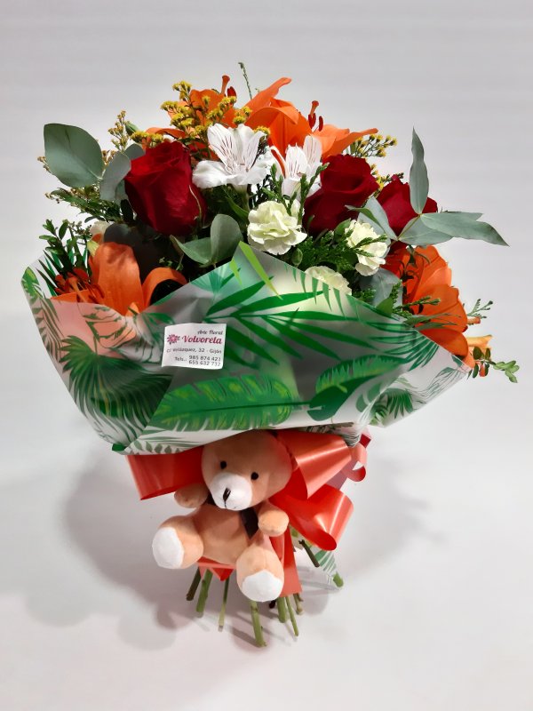 Ramo de lilium y rosas con peluche y bombones