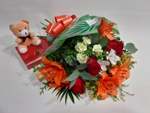 Ramo de lilium y rosas con peluche y bombones