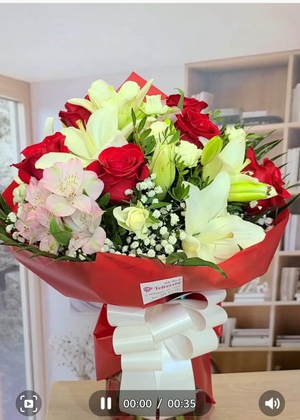 Ramo de rosas y lilium