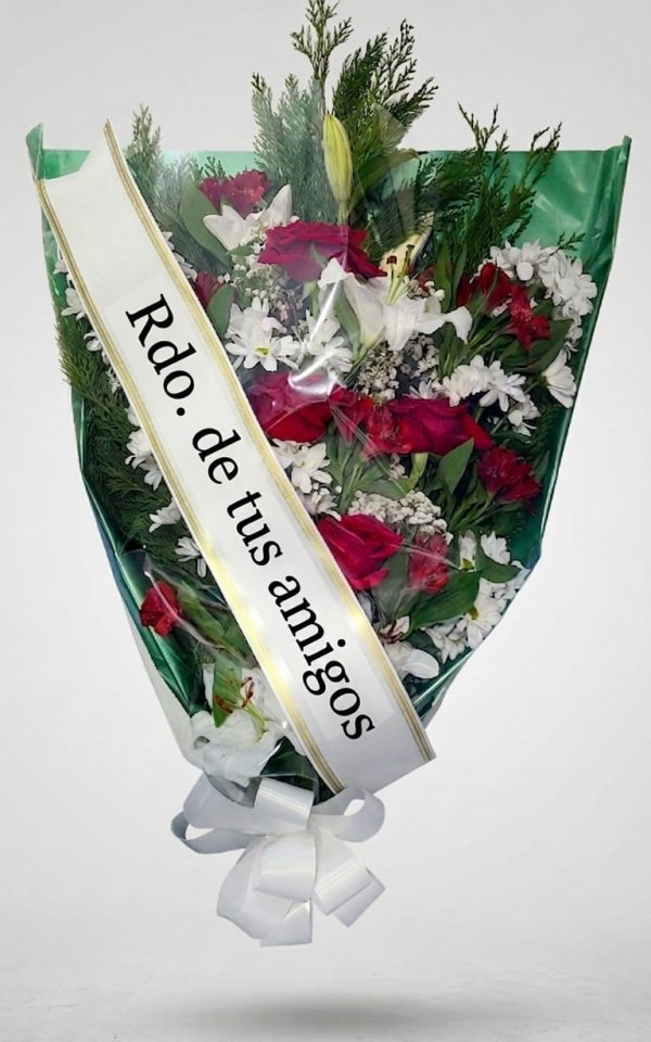Ramo funerario elegante con rosas rojas, lirios blancos y banda de recuerdo