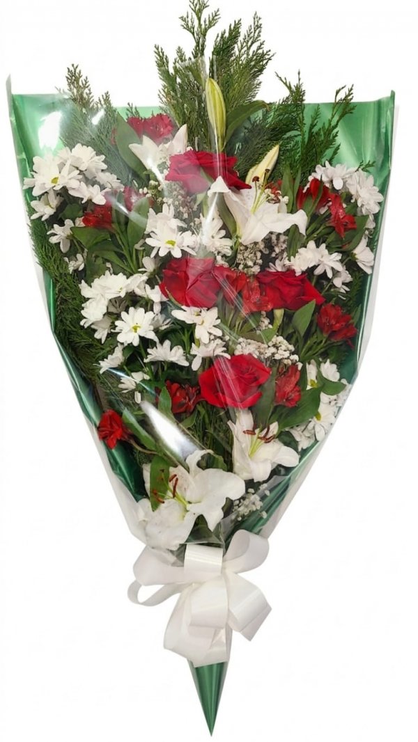 Ramo funerario elegante con rosas rojas, lirios blancos y banda de recuerdo
