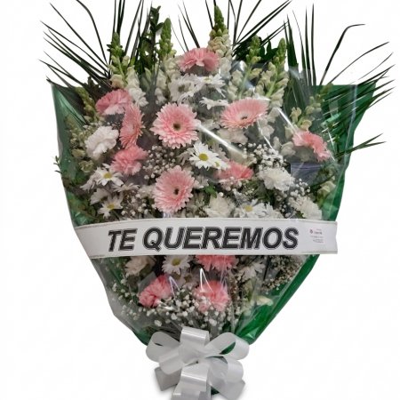 Ramo funerario en tonos blancos y rosados con cinta de condolencias