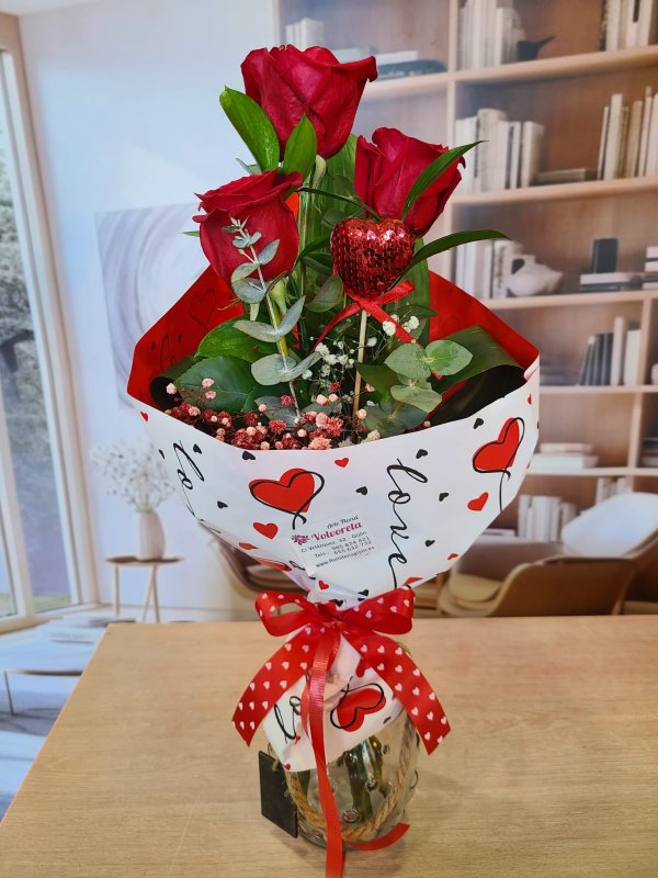 Ramo Romántico de Tres Rosas Rojas para San Valentín