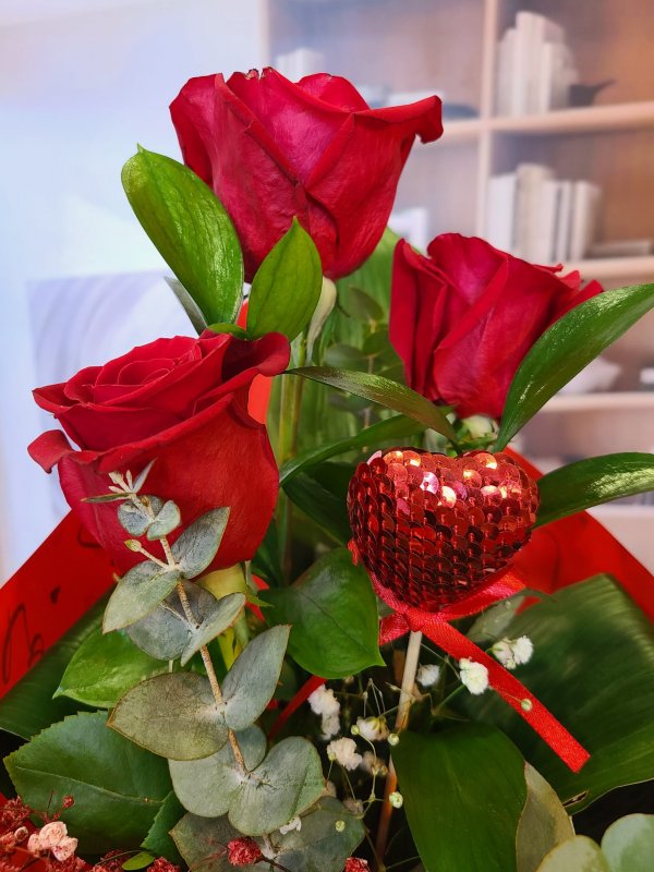 Ramo Romántico de Tres Rosas Rojas para San Valentín