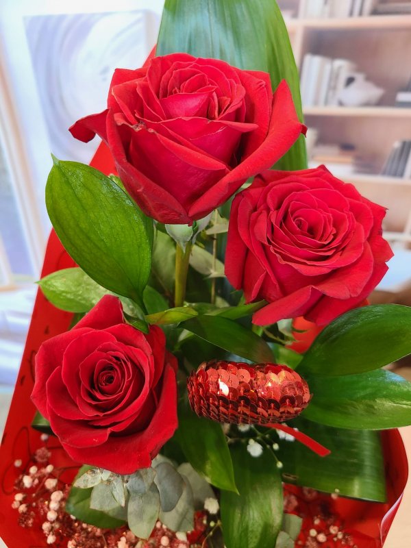Ramo Romántico de Tres Rosas Rojas para San Valentín