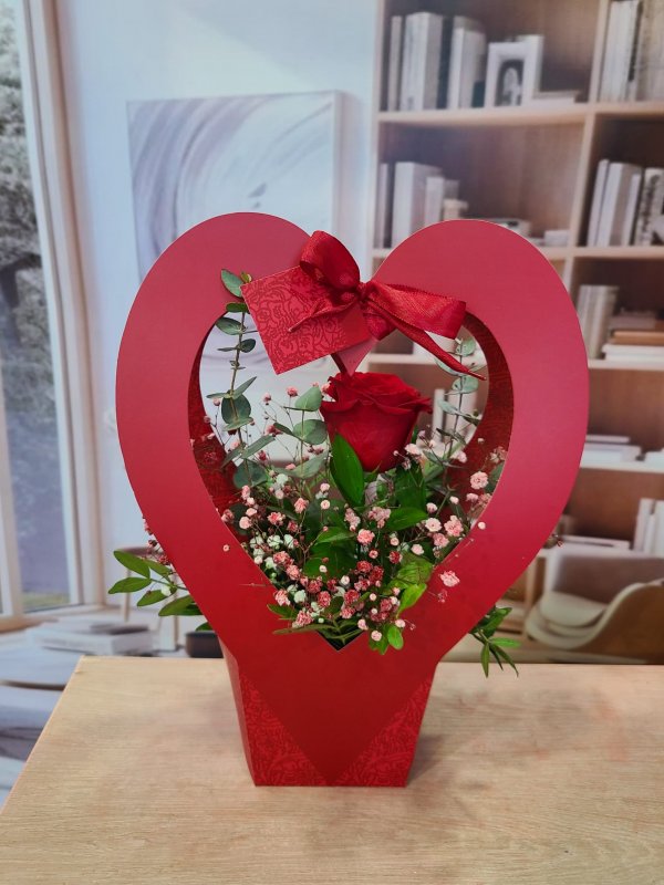 Rosa Roja en Corazón Elegante - Regalo Emocional de San Valentín