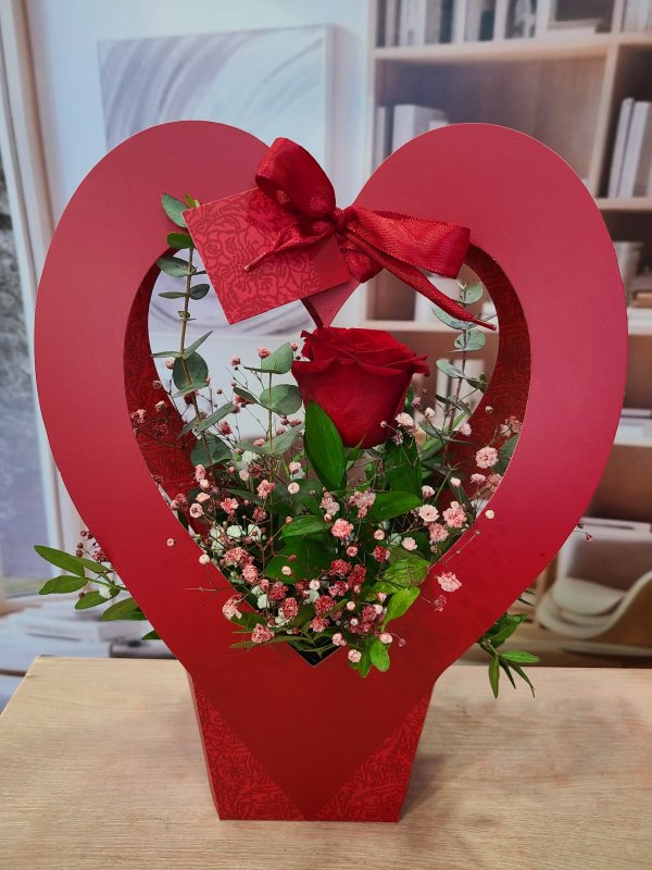 Rosa Roja en Corazón Elegante - Regalo Emocional de San Valentín