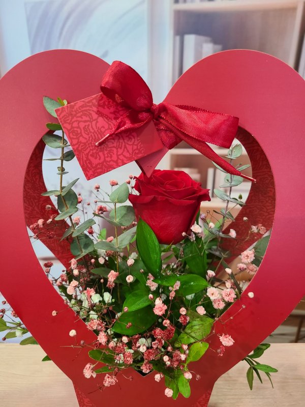 Rosa Roja en Corazón Elegante - Regalo Emocional de San Valentín