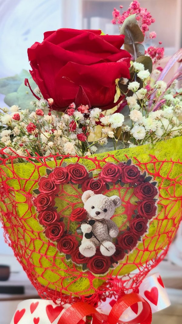 Rosa Roja Preservada con Osito en Corazón